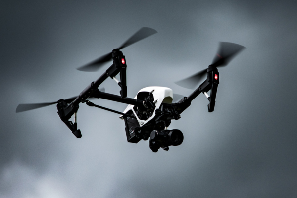 drone in volo nel cielo